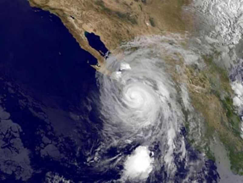 Odile se dirige hacia el noroeste muy debilitado. Fotografía de satélite tomada el 14 de septiembre, en la que se aprecia el recorrido de la tormenta.  