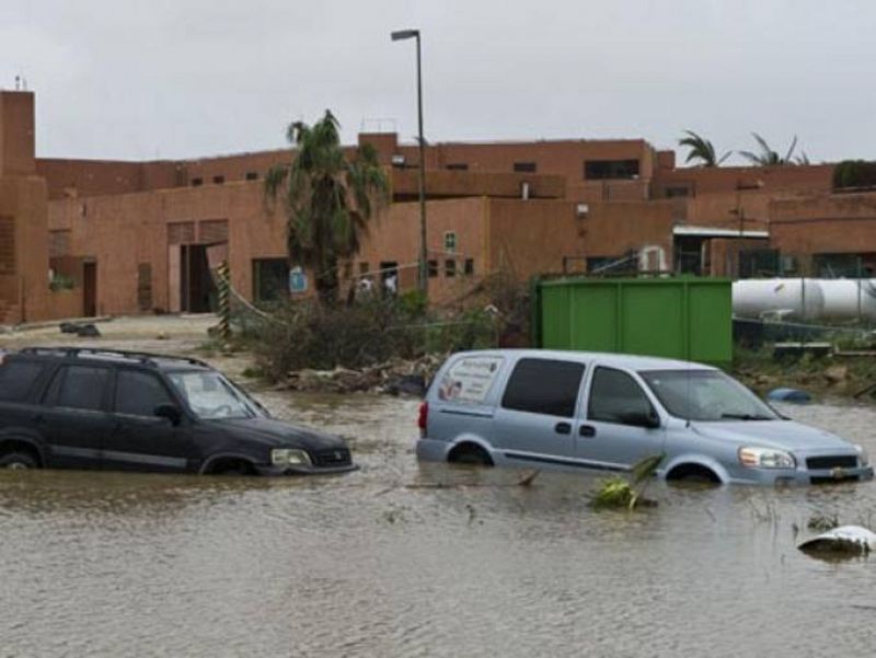 El huracán Odile ha tocado tierra en México convertido en tormenta tropical. Calle inundada en San José del Cabo, Baja California