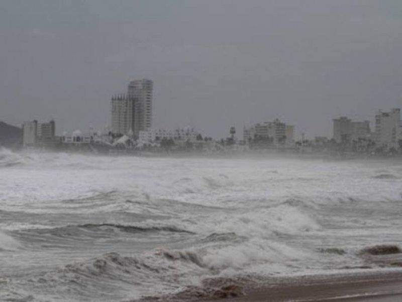 11.000 personas han sido evacuadas. Oleaje en el puerto de Mazatlán en el estado de Sinaloa, en México.