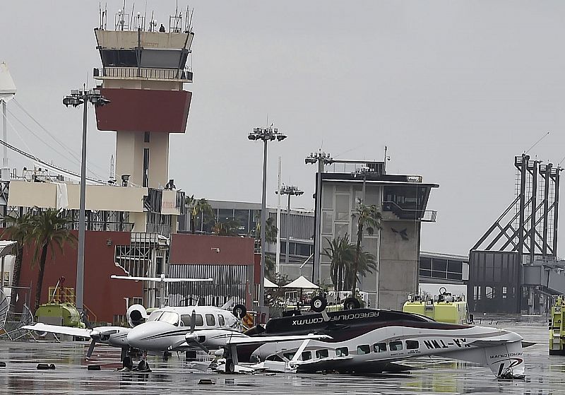 Aviones dañados en el aeropuerto internacional de San José del Cabo, en Baja California