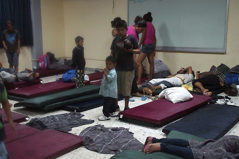 Evacuados en un refugio improvisado en La Paz, Baja California. 11.000 personas han sido evacuadas por Odile