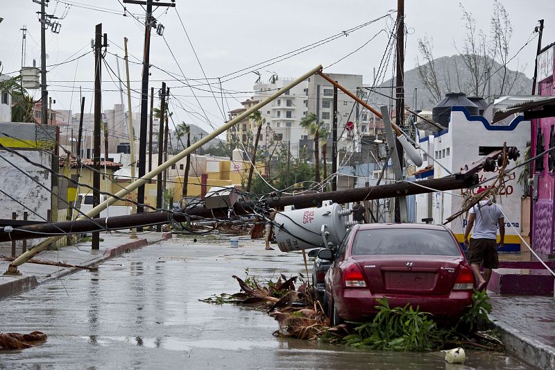 Calle en Cabo San Lucas, Baja California, tras el paso de Odile