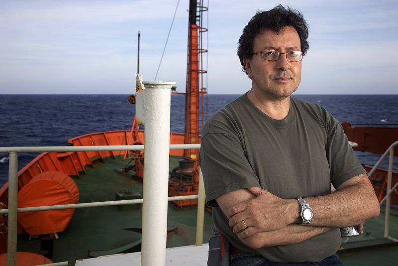 El investigador y coordinador de Malaspina Carlos Duarte, a bordo del Hespérides.