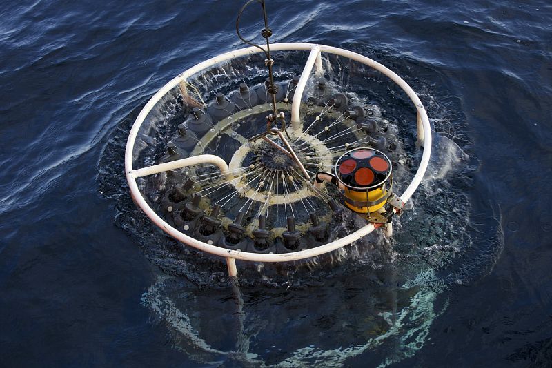 La roseta, un instrumento oceanográfico para recoger muestras, entrando en el agua.