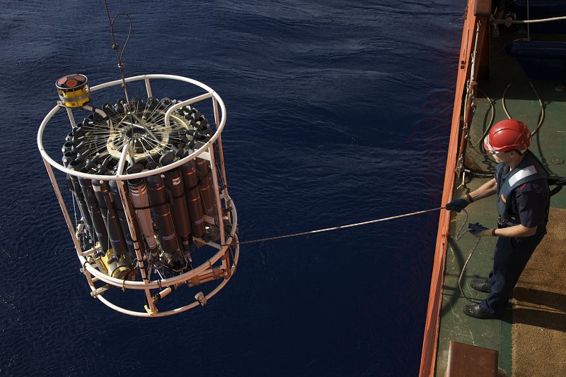 La roseta oceanográfica del Hespérides, en una de las inmersiones.