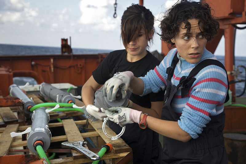 Investigadoras trabajando a bordo de uno de los buques de Malaspina en 2010.