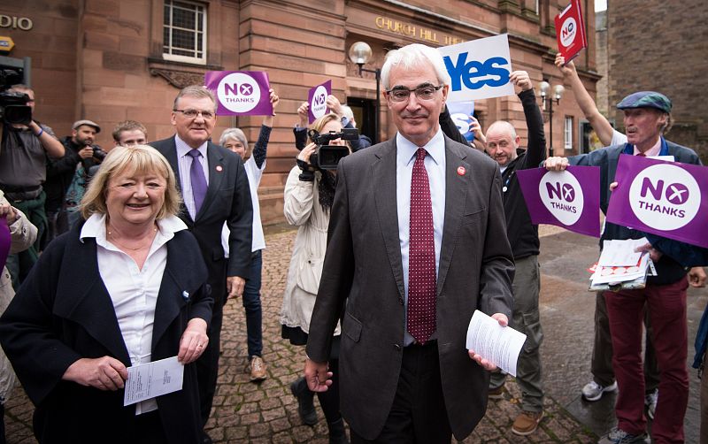 El exministro y líder de la campaña "Mejor Unidos", Alistair Darling, con su mujer.