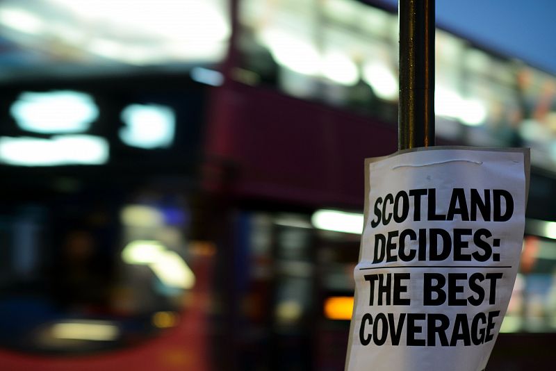 Un periódico local de Edimburgo anuncia su cobertura especial coincidiendo con la apertura de las urnas.