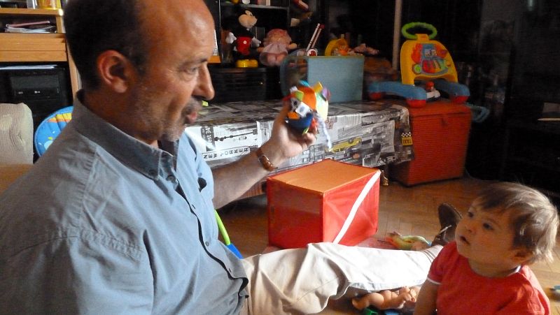 Enzo, risueño, juguetón, divertido, Mariano no pudo evitar tirarse al suelo a jugar con Enzo