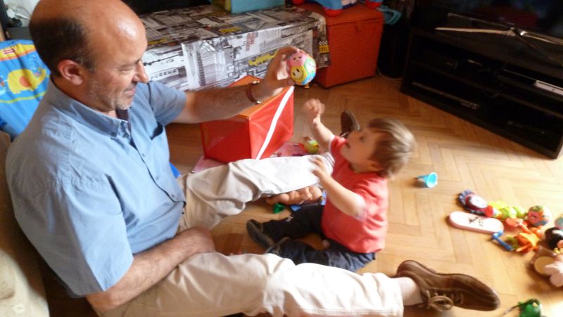 Enzo, risueño, juguetón, divertido, Mariano no pudo evitar tirarse al suelo a jugar con Enzo