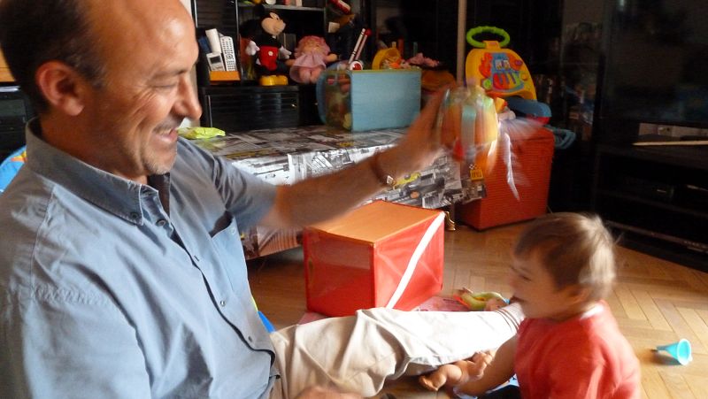 Enzo, risueño, juguetón, divertido, Mariano no pudo evitar tirarse al suelo a jugar con Enzo