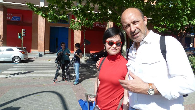 En la calle preparados para grabar a Alejandra