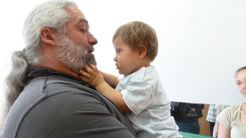 Enzo es juguetón, divertido, alegre y sociable hasta con Vicente Gil