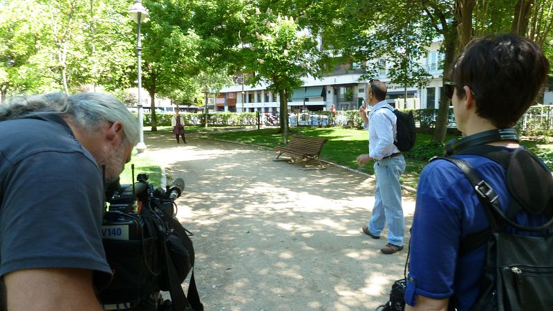 Mariano Rodrigo dando instrucciones a Ángela para grabar