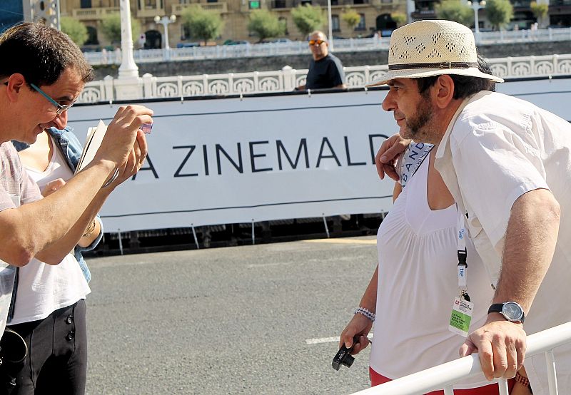 El acto Karra Elejalde a su llegada al hotel que aloja a los invitados