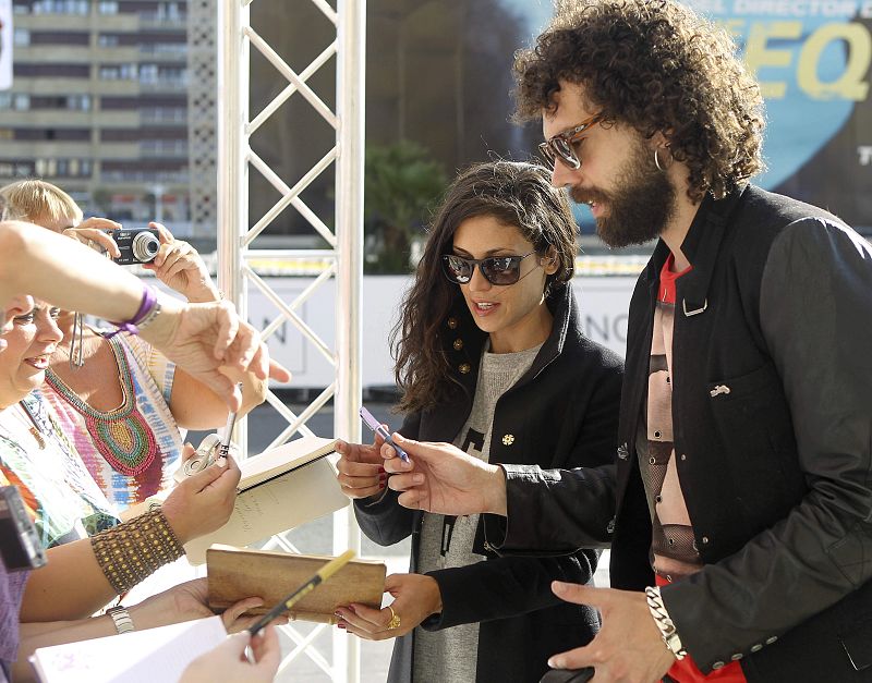 Los actores Nerea Barros y Juan Ibáñez firman autógrafos a su llegada hoy al hotel que aloja a los invitados de la 62 edición del Festival de Cine San Sebastián