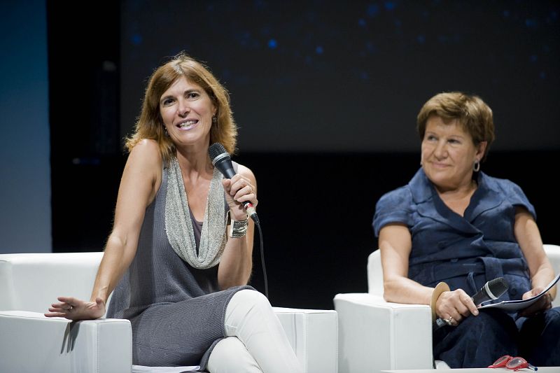 La responsable de contenidos de La 2, Elisabet Anglarill, bajo la atenta mirada de Montse Mompó.