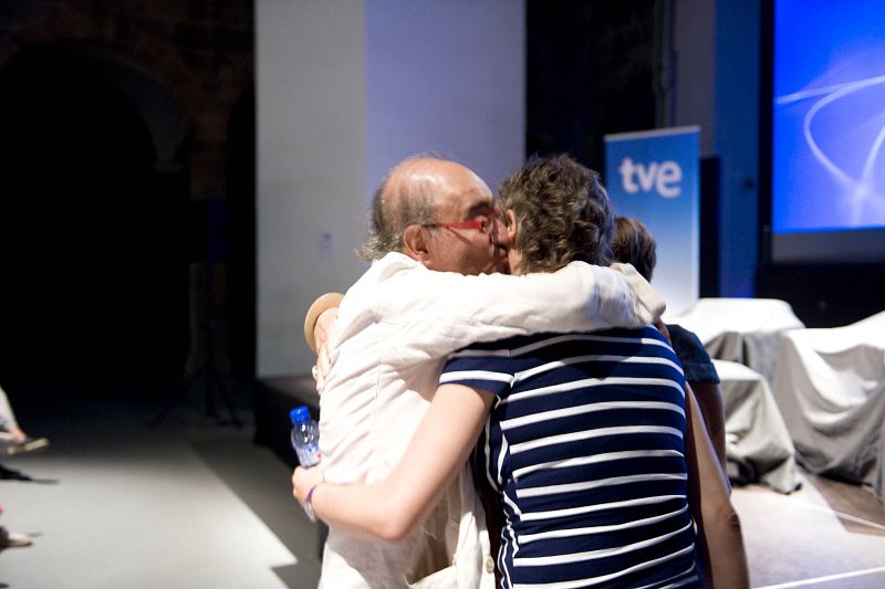 Carles Santos abraza a Pilar Ruiz, realizadora de 'Energía Santos'