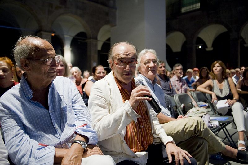 El cineasta Pere Portabella y Josep Ruvira acompañan a Carles Santos durante la presentación de su documental