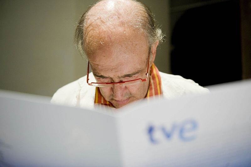 Carles Santos revisa atentamente el programa de la presentación