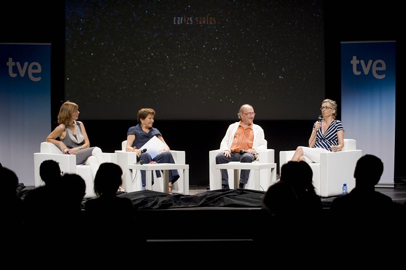 El documental sobre el polifacético artista Carles Santos ha sido estrenado en el Arts Santa Mónica por Elisabet Anglarill, subdirectora de contenidos de La 2, Montserrat Mompó, guinista del documental, el propio artista Carles Santos y Pilar Ruiz,