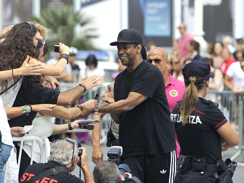 El actor norteamericano Denzel Washington saluda a admiradores a su llegada para participar en la 62 edición del Festival de Cine San Sebastián