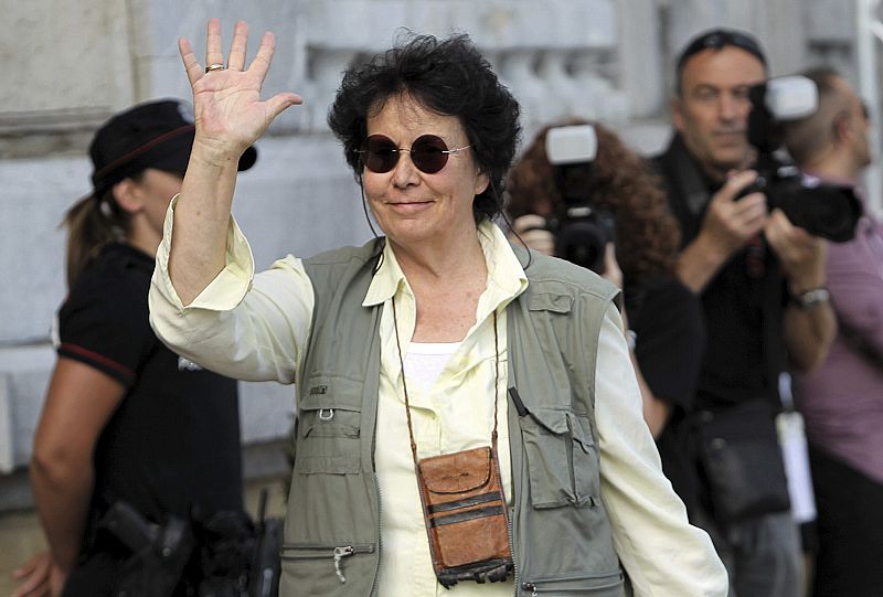 La guionista, novelista y productora Lola Salvador saluda a su llegada al hotel donde se alojan los invitados de la 62 edición del Festival de Cine de San Sebastián