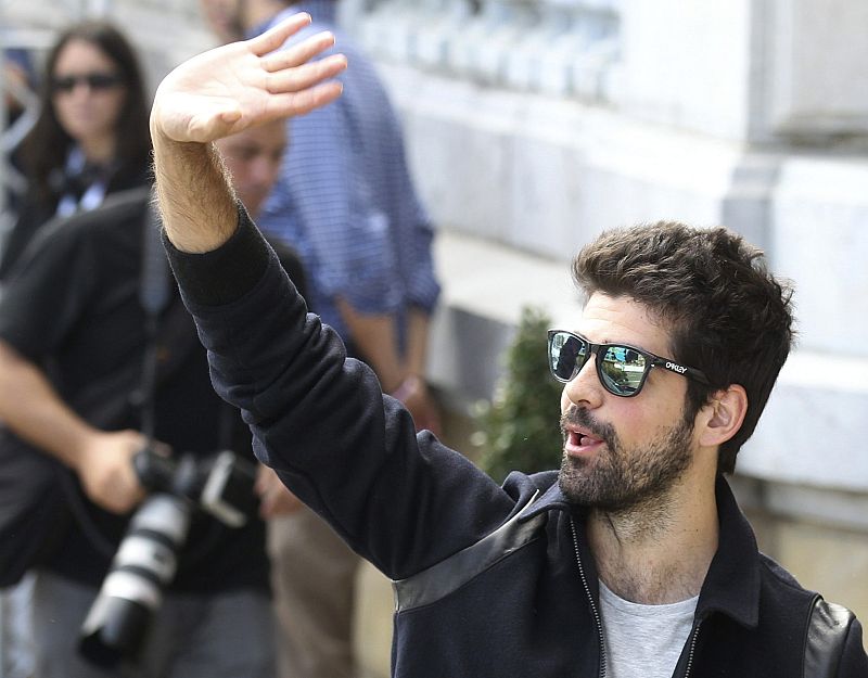 El actor Miguel Ángel Muñoz saluda a su llegada a San Sebastián