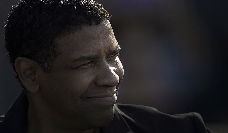El actor Denzel Washington sonríe en su llegada al photocall del Festival Internacional de Cine de San Sebastián, donde ha recibido el premio 'Donostia' en reconocimiento a su carrera