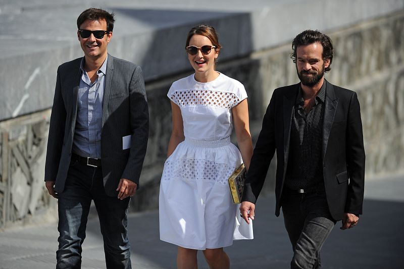 El director François Ozon (i) y los actores Romain Duris y Anaïs Demoustier, este sábado en la 62 edición del Festival de Cine San Sebastián, donde han presentado su trabajo 'Une nouvelle amie'.