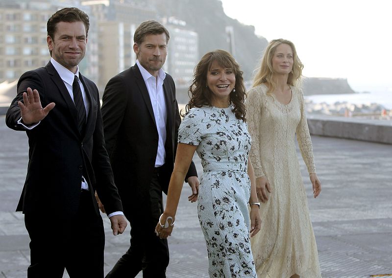 La directora Susanne Bier (2d) y los actores Nikolaj Coster-Waldau (2i), Maria Bonnevie (d) y Nikolaj Lie Kaas (i), en San Seb Nikolaj Lie Kaas (i), en la 62 edición del Festival de Cine San Sebastián, donde han presentado su trabajo 'En chance til'.