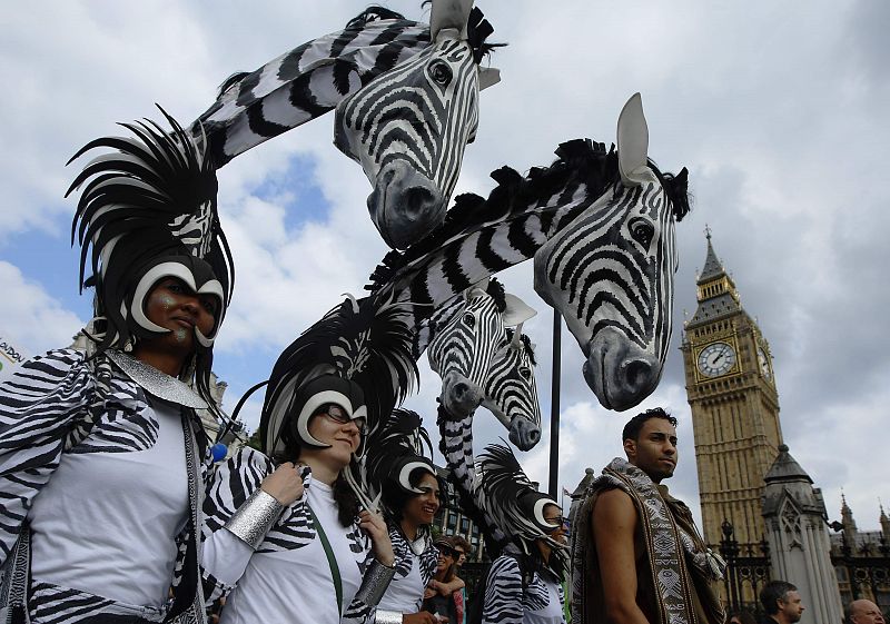Miles de personas marchan en Londres contra el cambio climático.