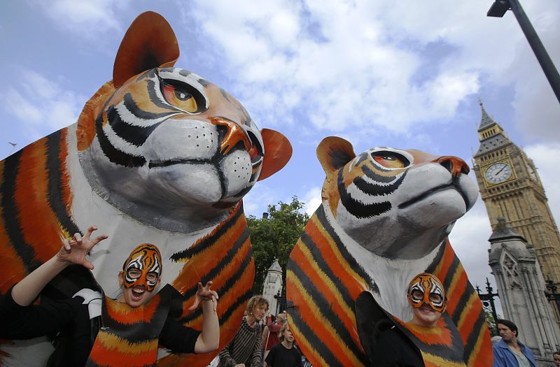 Manifestantes disfrazados de animales piden en el centro de Londres que se frene el cambio climático.