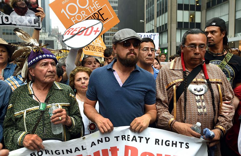 El actor Leonardo DiCaprio se une a la marcha en Nueva York.