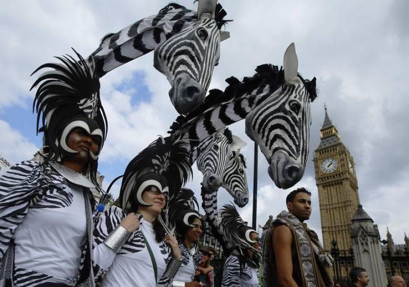 Miles de personas marchan en Londres contra el cambio climático.