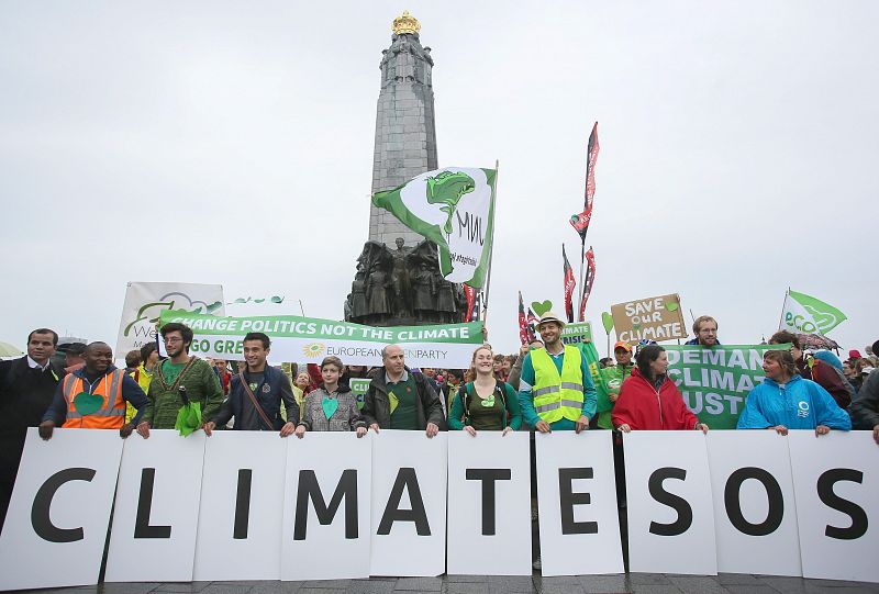 En Bruselas, los manifestantes llevan pancartas en las que exigen medidas urgentes sobre el cambio climático.