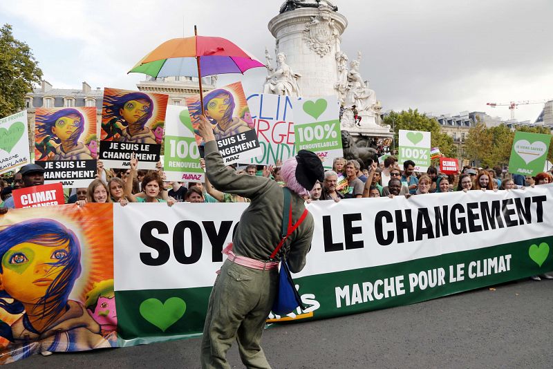 Francia se concentra en la plaza de la República con pancartas en las que se puede leer: "Yo soy el cambio".