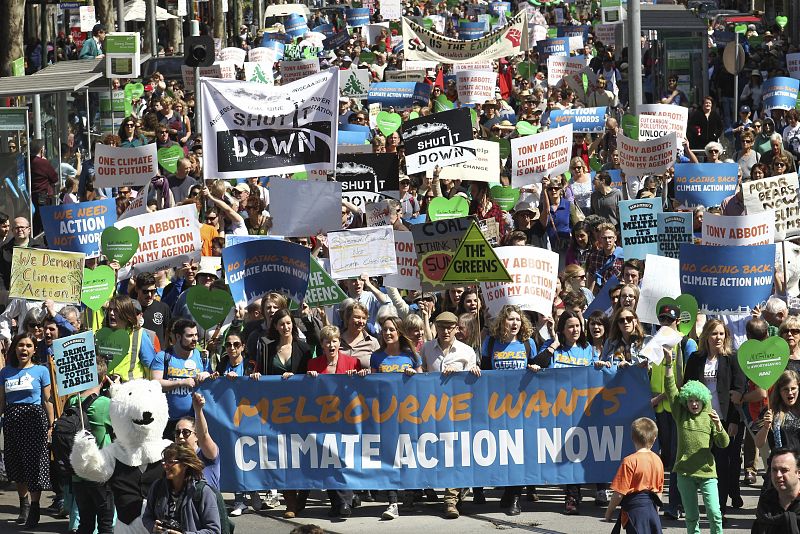 Miles de personas marchan en una manifestación del cambio climático en Melbourne, Australia.