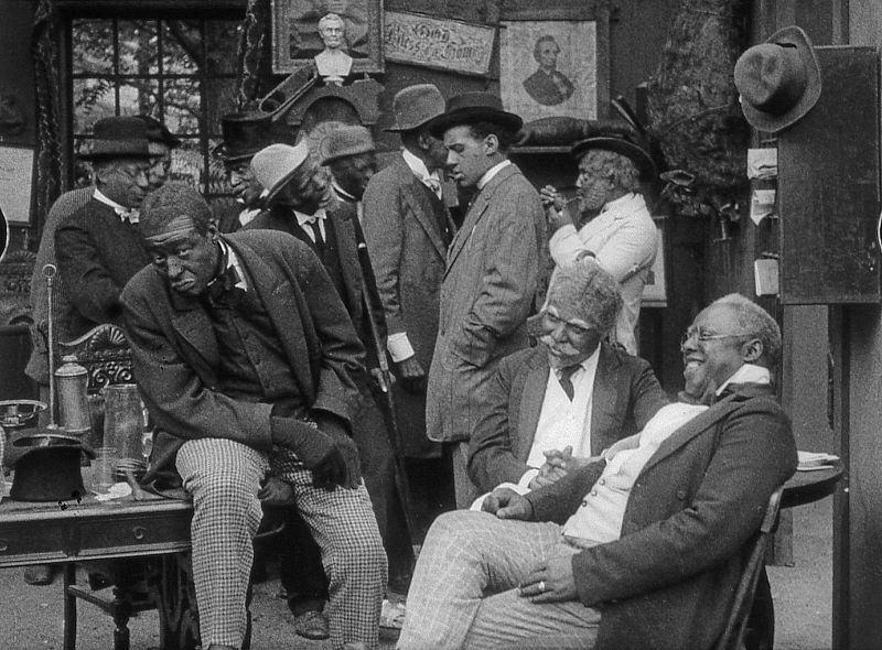 Escena de "Bert Williams Lime Kiln Field Day Project". Bert Williams, Walker Thompson (en el centro) y John Wesley Jenkins (sentado a la derecha)