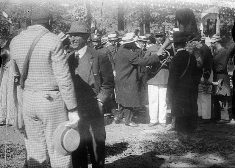 El director director Edwin Middleton durante el rodaje de "Bert Williams Lime Kiln Field Day Project"