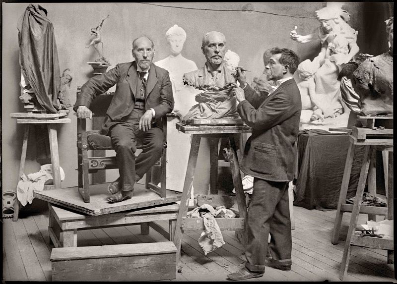 Santiago Ramón y Cajal posando para el escultor Agustín Querol. Madrid, 1906