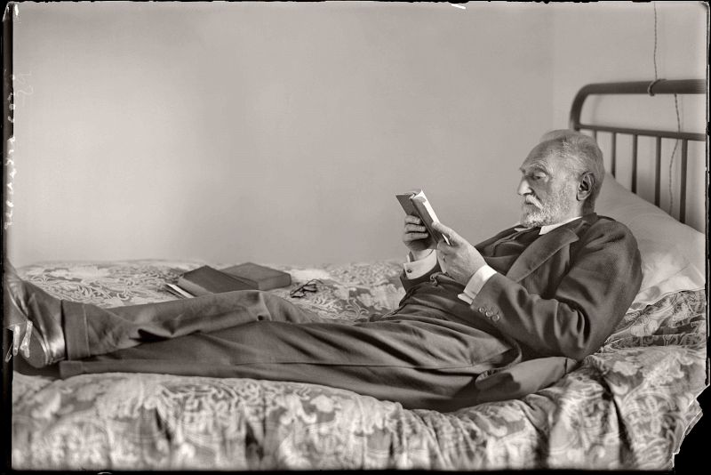 Miguel de Unamuno leyendo en su casa de la calle de Bordadores. Salamanca, 1925