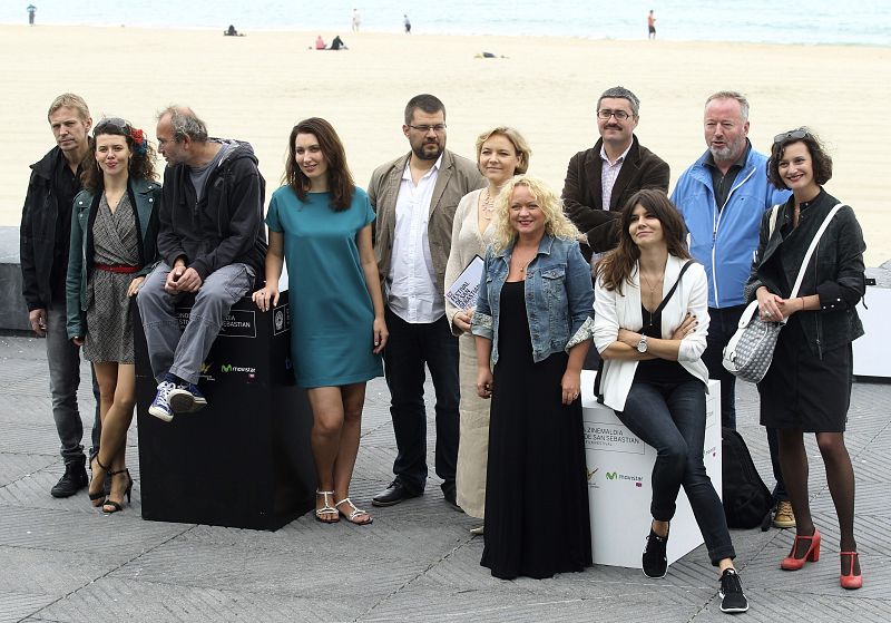 Los realizadores que participan en la retrospectiva "Eastern promises", posan para los fotógrafos antes de presentar el ciclo en la 62 edición del Festival de Cine de San Sebastián