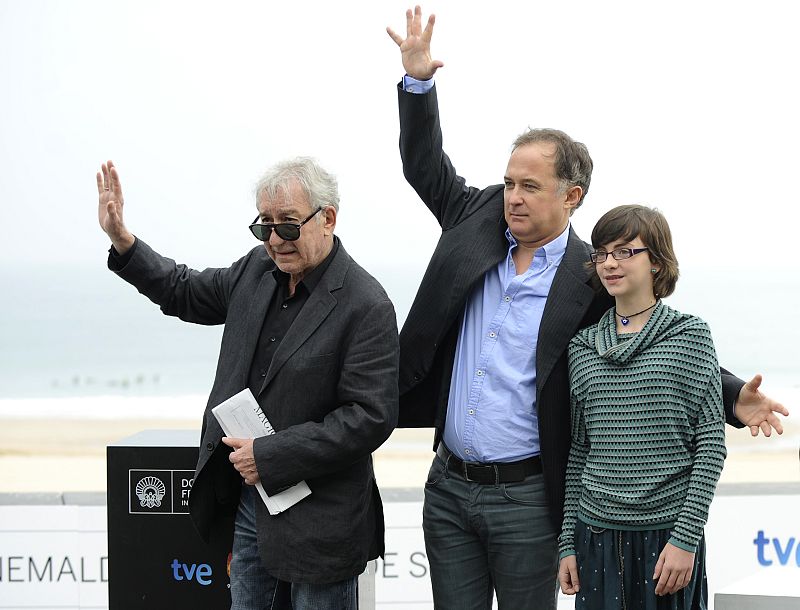 Los actores Jose Sacristan, Luis Bermejo y Lucia Pollan posan tras la presentación de "Magical Girl" en San Sebastián