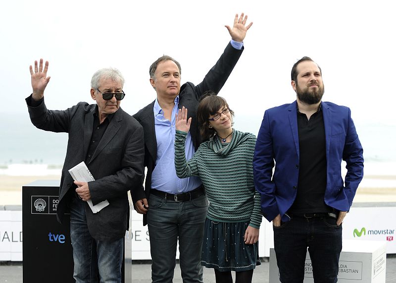 Los actores Jose Sacristan, Luis Bermejo, Lucia Pollan y el director Carlos Vermut, posan tras la presentación de "Magical Girl" en San Sebastián
