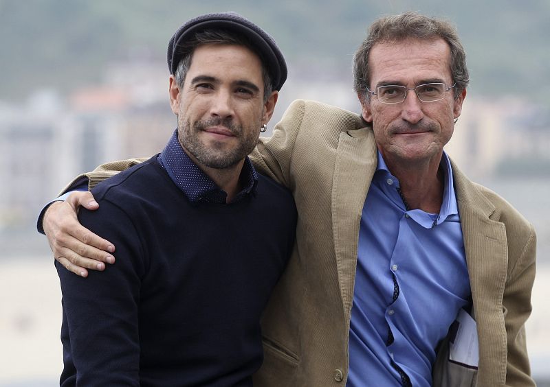 El realizador Pablo Malo posa junto al actor Unax Ugalde, tras la proyección de su película "Lasa y Zabala" en San Sebastián