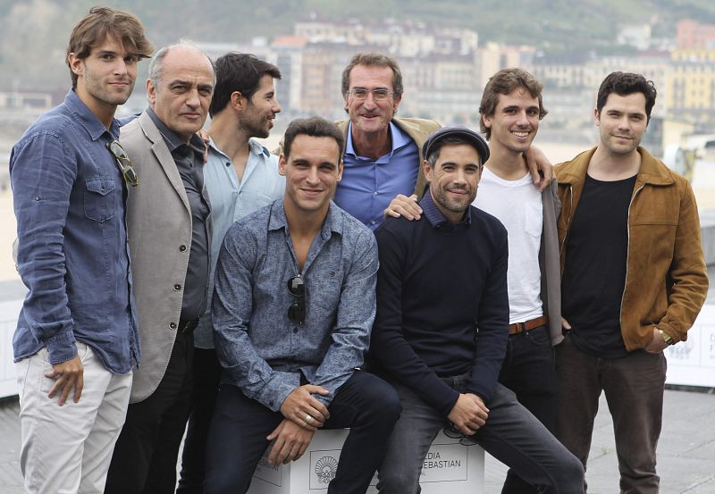 El realizador Pablo Malo, posa junto a los actores Ricard Sales, Unax Ugalde , Iñigo Gastesi, Francesc Orella, ,Cristian Merchan, Jon Anza, Oriol Vila , el productor, Joxe Portela y el guionista, Joanes Urkixo, tras la proyección de su película"