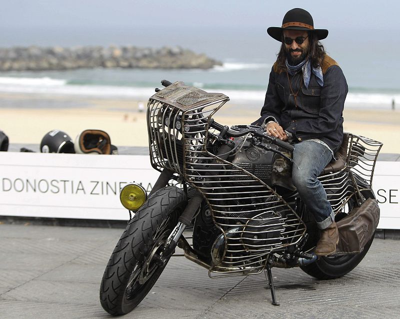 El protagonista de "The greasy hands preachers" David Borras, conocido como "El solitario", posa hoy en la 62 edición del Festival de Cine San Sebastián