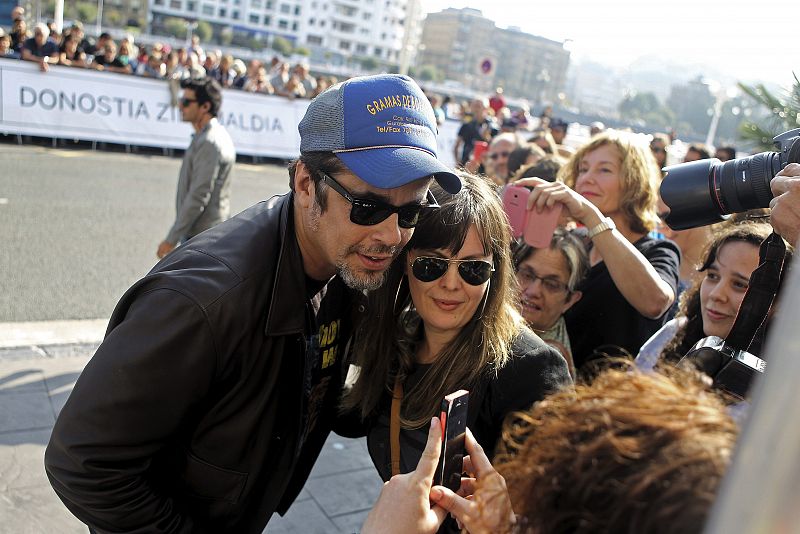 El actor puertorriqueño Benicio del Toro, se fotografía con una admiradora a su llegada a San Sebastián