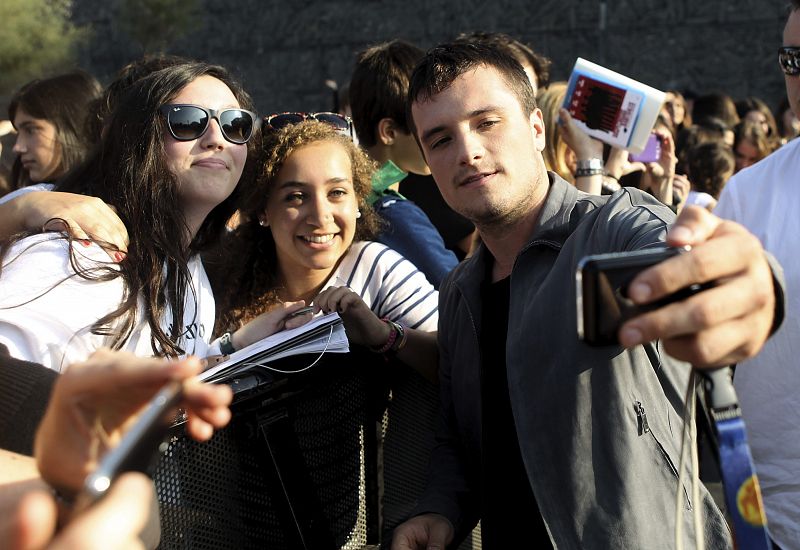 El actor Josh Hutcherson saluda a sus fans durante la presentación de su película "Escobar: Paradise lost"